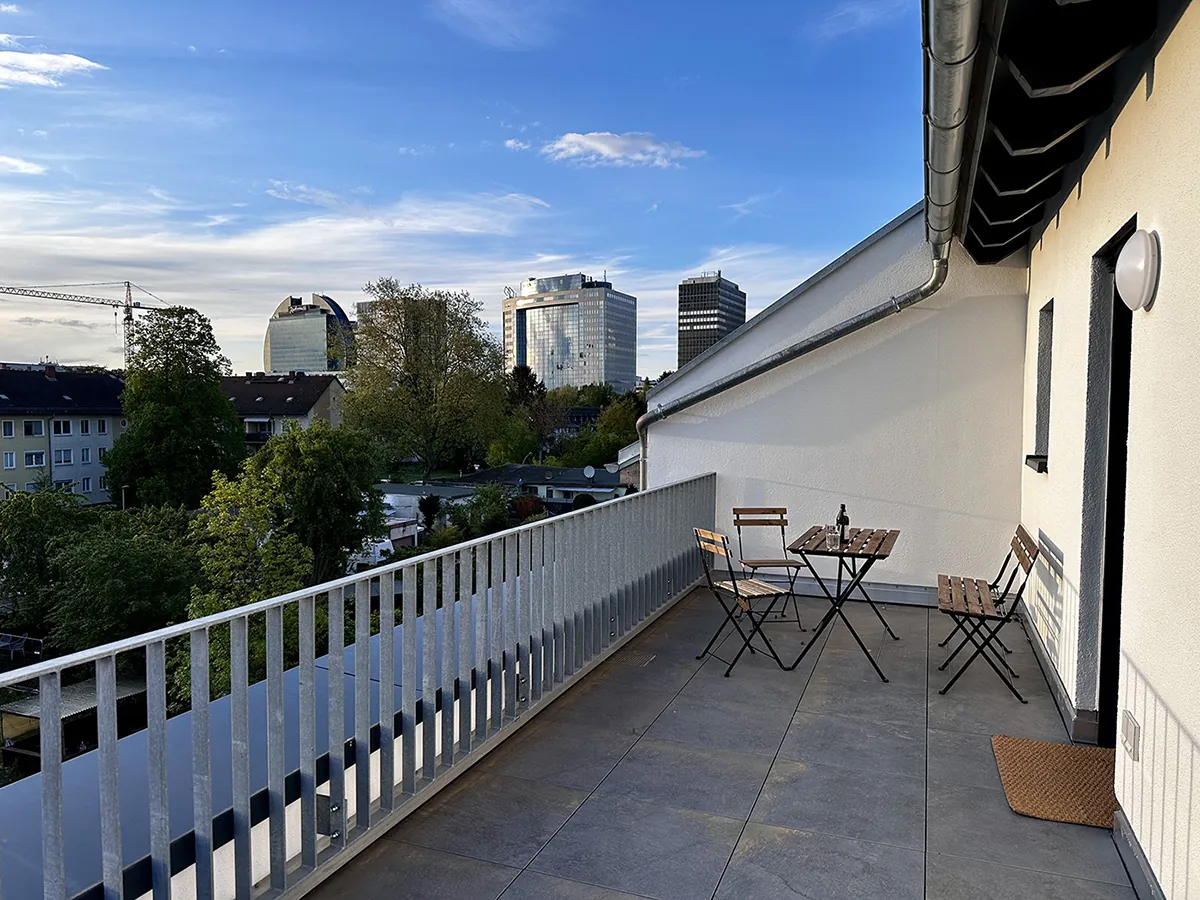 Terasse mit Blick auf Frankfurt.