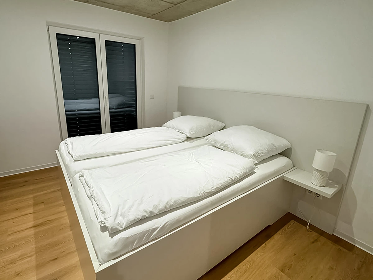 Geräumiges Schlafzimmer mit Fußbodenheizung.