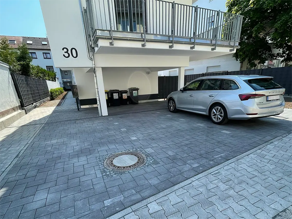 Driveway and access to the building
